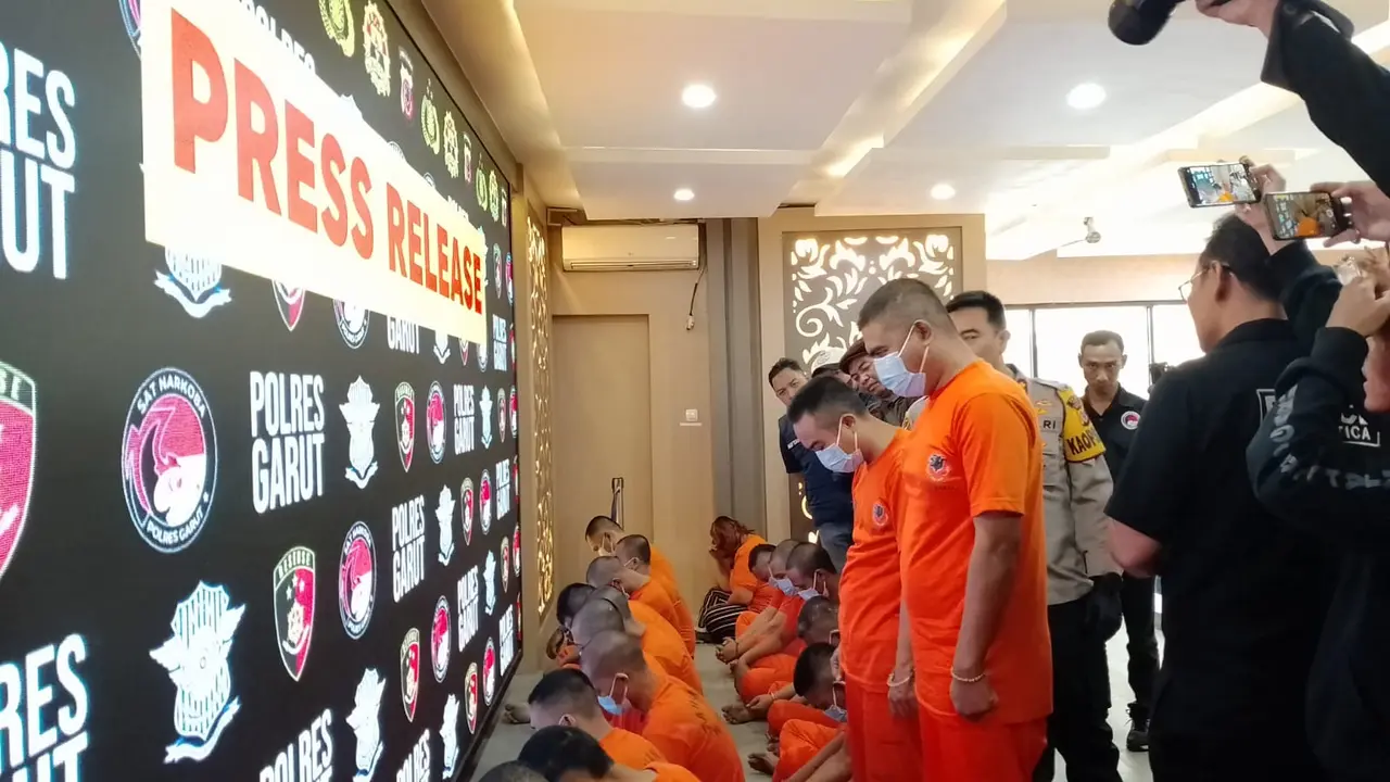 BS (41) dan YM (31), dua guru di Garut, Jawa Barat diduga nyambi jualan sabu di wilayah Garut Kota dan terlibat dalam jaringan peredaran narkoba jenis sabu-sabu. (Liputan6.com/Jayadi Supriadin)