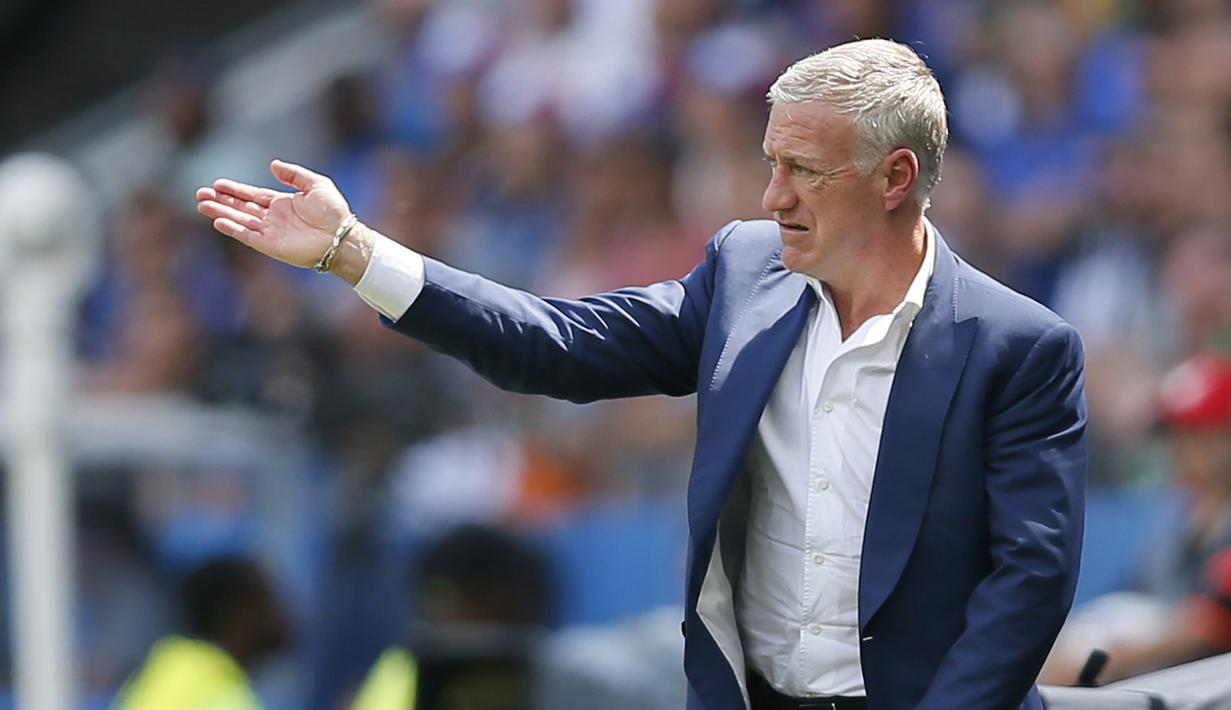 Pelatih Prancis, Didier Deschamps terlihat memberikan arahan kepada pemainnya saat melawan republik Irlandia pada babak 16 besar Piala Eropa 2016 di Stade de Lyon, Lyon, Minggu (26/6/2016).    (EPA/Robert Ghement)