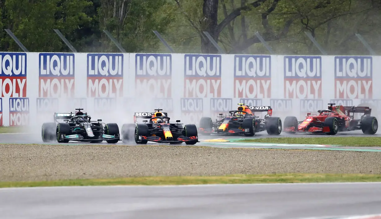Pembalap Red Bull Max Verstappen diikuti oleh pembalap Mercedes Lewis Hamilton pada ajang balap F1 GP Emilia Romagna di Sirkuit Imola, Italia, Minggu (18/4/2021). Max Verstappen keluar sebagai juara diikuti Lewis Hamilton dan Lando Norris. (AP Photo/Luca Bruno)