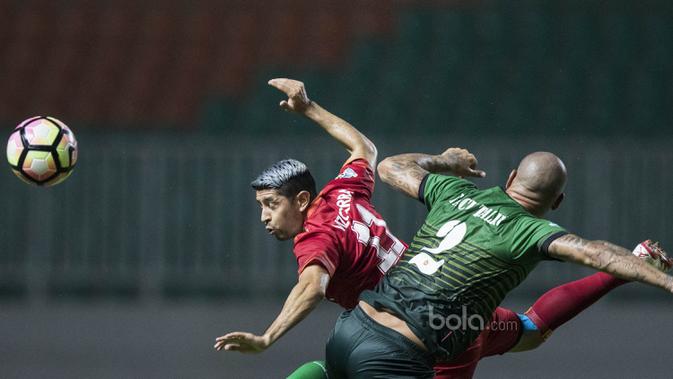 Gelandang Arema FC, Esteban Vizcarra, duel udara dengan bek PS TNI, Facundo Talin, pada laga Liga 1 di Stadion Pakansari, Bogor, Senin (3/7/2017). Kedua klub bermain imbang 0-0. (Bola.com/Vitalis Yogi Trisna)