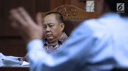 Mantan Kepala BPPN, Syafruddin Arsyad Temenggung saat menjalani sidang lanjutan di Pengadilan Tipikor, Jakarta, Senin (6/8). Sidang mendengar keterangan dua saksi ahli. (Liputan6.com/Helmi Fithriansyah)