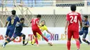 Pemain Persik Kediri, Yusuf Meilana Fuad Burhani (tengah) menendang bola ke gawang Persela Lamongan yang membuahkan gol dalam laga Grup C Piala Menpora 2021 di Stadion Si Jalak Harupat, Bandung, Rabu (7/4/2021). (Bola.com/Ikhwan Yanuar)