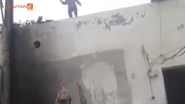 Seorang ayah nekat menyuruh anaknya yang masih balita untuk melompat dari atas tembok. Aksi yang terekam kamera itu menuai beragam komentar dari netizen