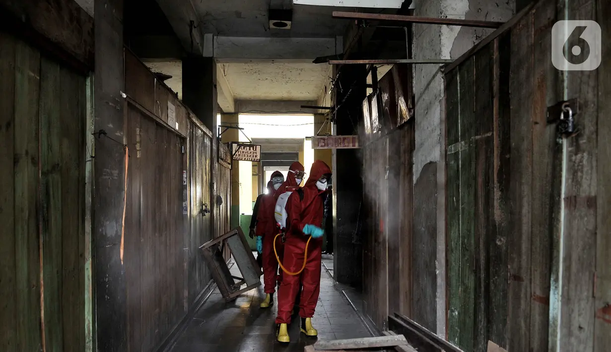 Petugas pemadam kebakaran Jakarta Pusat saat menyemprotkan disinfektan di Pasar Rawasari, Jakarta, Kamis (11/6/2020). Penyemprotan dilakukan sebagai tindak lanjut setelah 13 pedagang dan 1 petugas kebersihan positif Covid-19 berdasarkan tes swab beberapa waktu lalu. (merdeka.com/Iqbal S. Nugroho)