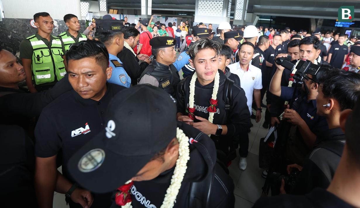 Skuad Timnas Indonesia U-23 akhirnya tiba di tanah air dan mendarat di Bandara Soekarno-Hatta, Tangerang, Banten, Sabtu (11/5/2024) pagi WIB usai berjuang di Piala Asia U-23 2024 di Qatar dan play-off Olimpiade Paris di Prancis. Menempati posisi keempat dan akhirnya gagal meraih tiket ke Olimpiade setelah dikalahkan wakil Afrika, Guinea di laga play-off, Rizky Ridho dkk tetap disambut hangat para suporter. (Bola.com/M Iqbal Ichsan)