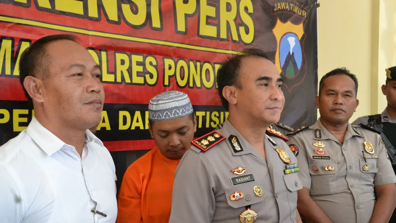 Ditangkap Bunuh Bapak, Pria Ponorogo Senyum-Senyum Saat Disorot Kamera