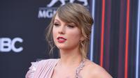 Penyanyi Taylor Swift berpose saat tiba menghadiri Billboard Music Awards di MGM Grand Garden Arena di Las Vegas (20/5).Taylor Swift tampil cantik dengan gaun Versace warna merah muda dengan belahan paha tinggi. (AP Photo/Jordan Strauss)