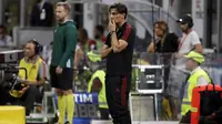 Ekspresi pelatih AC Milan, Vincenzo Montella saat menyaksikan timnya melawan Shkendija pada kualifikasi Europa League di San Siro Stadium, (17/8/2017). Milan menang 6-0. (AP/Antonio Calanni)