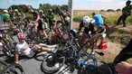 Sejumlah pebalap mengalami insiden kecelakaan saat babak ketiga Tour de France dari Anvers ke Huy di Belgia, Senin (6/7/2015). (REUTERS/Eric Gaillard)