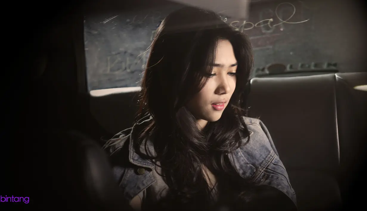 Isyana Saraswati berharap cita-citanya menjadi Maestro Musik bisa terwujud. "Doain ya," pintanya. (Mobil antik By Dano 081280069182, Galih W. Satria/Bintang.com)