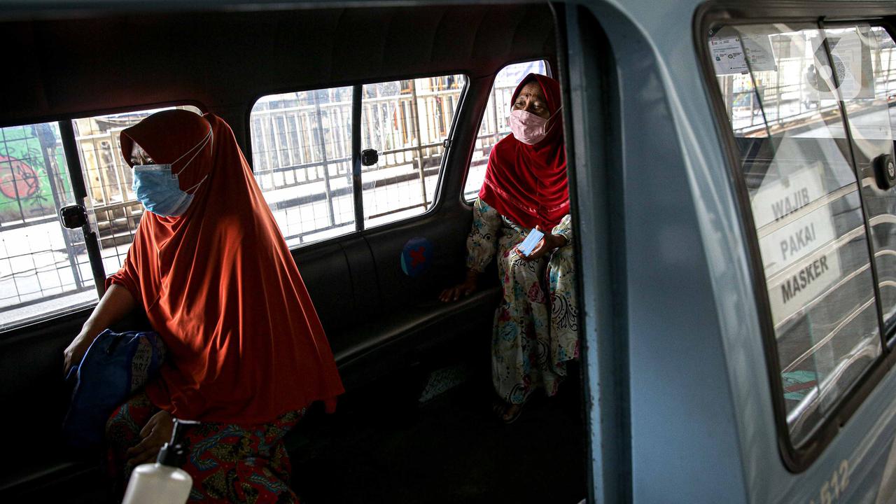 FOTO: PPKM Level 4, Angkutan Umum di Jakarta Terapkan Prokes Ketat