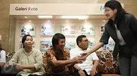 Ketua LPAI Seto Mulyadi (kedua kiri) bersalaman dengan Direktur RS Harapan Bunda Dokter Vina saat menggelar audiensi dengan keluarga korban vaksin palsu di Kantor LPAI, Jakarta, (16/7). (Liputan6.com/Immanuel Antonius)