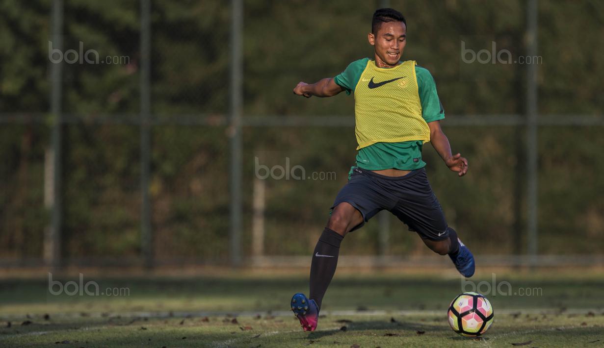 Kini dengan hadirnya Ricky Fajrin, Timnas U-22 memiliki empat stopper yakni, Hansamu Yama, Ryuji Utomo dan Andy Setyo. (Bola.com/Vitalis Yogi Trisna)