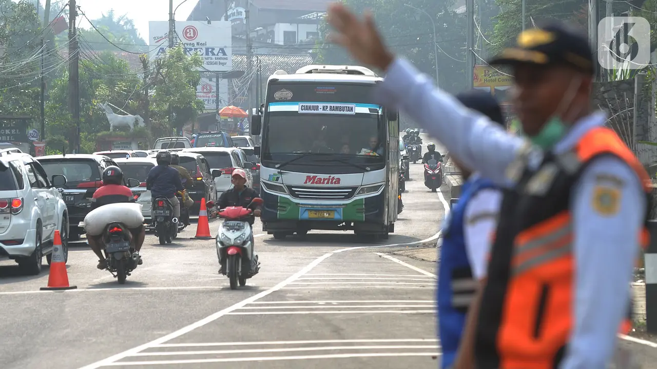 Sistem Kanalisasi 2-1 Jalur Puncak Bogor Diuji Coba