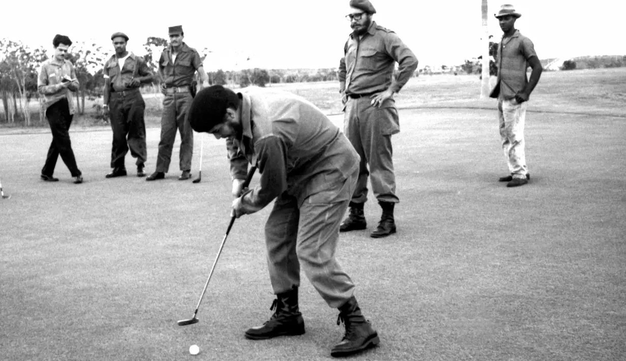 Ernesto Che Guevara (depan) bermain golf bersama Fidel Castro berdiri di belakangnya di Colina Villareal di Havana. Sampai saat ini belum diketahui penyebab pasti wafatnya Castro. Tempat kremasi juga belum diumumkan. (REUTERS / Prensa Latina File Photo)