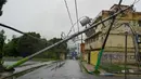 Angin kencang telah menyebabkan puing-puing dan sejumlah besar pohon berjatuhan, menghalangi jalan-jalan dan merobohkan jaringan listrik. (Jaydee Lee SERRANO / AFP)