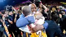 Terlihat pada salah satu foto, Kobe Bryant memeluk pelatih tim LA Lakers yang telah melawan Utah Jazz di Stapless Center setelah 20 tahun berkarier. (AFP/Bintang.com)