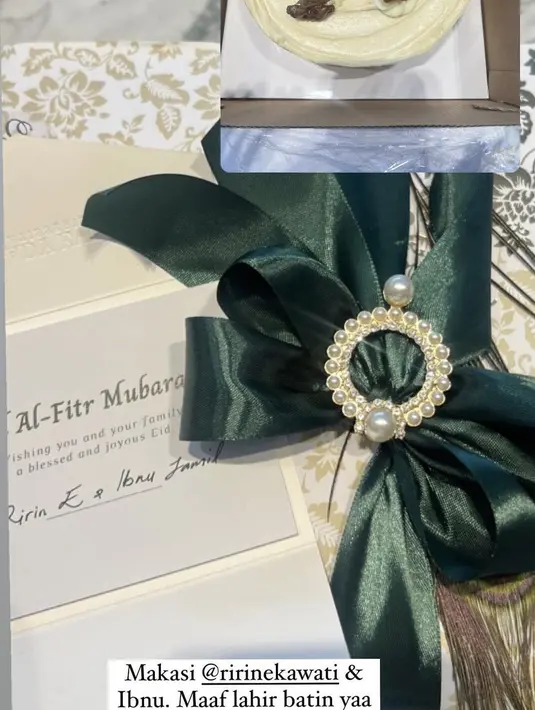 Sedangkan, Titi Kamal mendapatkan kue lemon hampers yang diberikan oleh Ririn Ekawati.  Credit: Instagram  (@titi_kamall)