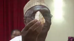 Menteri Pertambangan, Alhaji Minkailu Mansaray menunjukkan bongkahan berlian mentah 706 karat yang ditemukan oleh seorang pastor di kota kuno Kono, timur Sierra Leone, Kamis (16/3). Ini adalah berlian terbesar kedua ditemukan di Sierra Leone (SLBC via AP)