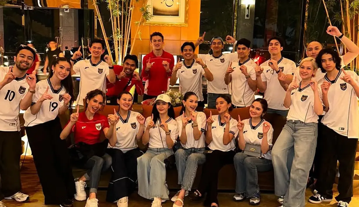 Cinta Laura juga hadir mengenakan jersey merah timnas. Dipadukan celana denim skinny serta sneakers putih. [@elelrumi]