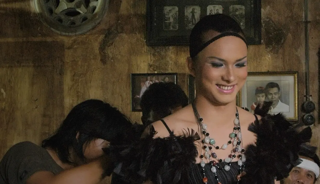 Percaya nggak kalau Nicholas Saputra pernah menjadi seorang waria? Bukan hanya menjadi sosok idola yang cool, tampan dan puitis, Nicholas pun juga pernah menjadi waria. (Bambang E.Ros/Bintang.com)