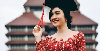 Walaupun sibuk di dunia hiburan Indonesia, akan tetapi Febby Rastanty tetap tak melupakan dunia pendidikan. (Foto: instagram.com/febbyrastanty)