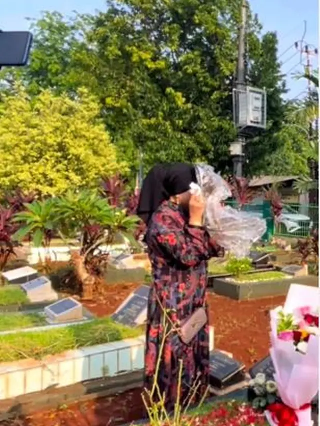 Mengenang Satu Tahun, Ini 6 Momen Haji Faisal Ziarah ke Makam Vanessa dan Bibi Ardiansyah