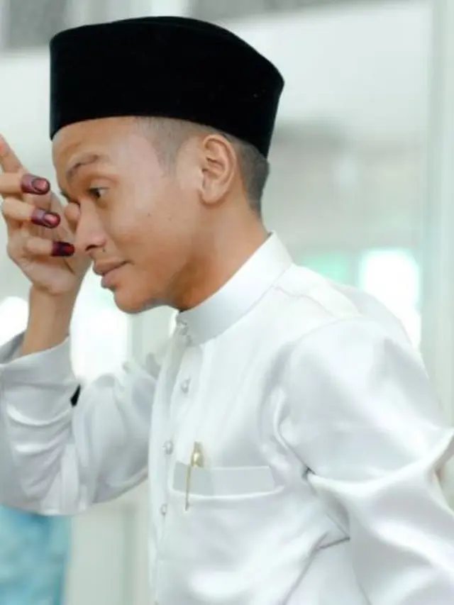 Viral Pria Sujud dan Menangis di Depan Ibunda Setelah Akad Nikah Ini Bikin Haru