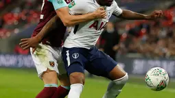 Pemain Tottenham Hotspur, Danny Rose berebut bola dengan pemain West Ham United, Sam Byram pada babak keempat Piala Liga Inggris di Wembley, Kamis (26/10). The Spurs tersingkir dari Piala Liga setelah dikalahkan West Ham 2-3 (AP Photo/Kirsty Wigglesworth)