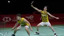 Aksi tengil Kevin tak berhenti. Dalam sebuah kesempatan, Kevin terlihat seperti meniup kok. Atas tingkah tersebut Kevin dihadiahi kartu kuning. (AP Photo/Dita Alangkara)