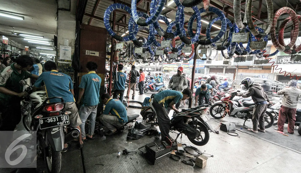 Menjelang Hari Raya Idul Fitri pemudik motor ramai mengunjungi bengkel motor di kawasan Pasar Minggu, Jakarta, Kamis (30/6). Banyaknya konsumen yang datang menjadi rezeki tersendiri bagi pekerja jasa servis motor. (Liputan6.com/Yoppy Renato)