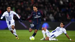Striker PSG, Neymar, menggocek bola menghindari penjagaan pemain Troyes pada laga Ligue 1 Prancis di Stadion Parc des Princes, Paris, Rabu (29/11/2017). PSG menang 2-0 atas Troyes. (AFP/Franck Fife)
