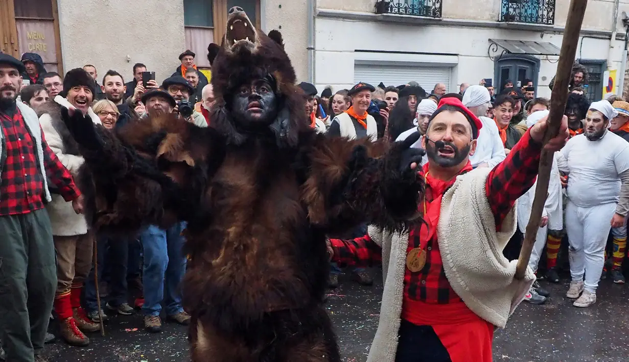 Seorang pria mengenakan kostum beruang saat mengikuti Fete de l'kita atau Festival Beruang di Saint-Laurent-de-Cerdans, Prancis (12/2). Acara ini adalah tradisi unik untuk merayakan datangnya musim semi. (AFP/Raymond Roig)