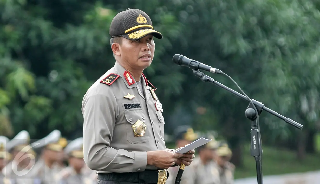 Kapolda Metro Jaya, Irjen Pol Moechgiyarto memberi pengarahan saat apel pengamanan Idul Fitri 2016, Mapolda Metro Jaya, Jakarta, (5/7). Polda Metro kerahkan ribuan personil untuk pengamanan malam takbiran dan Idul Fitri 2016. (Liputan6.com/Yoppy Renato)