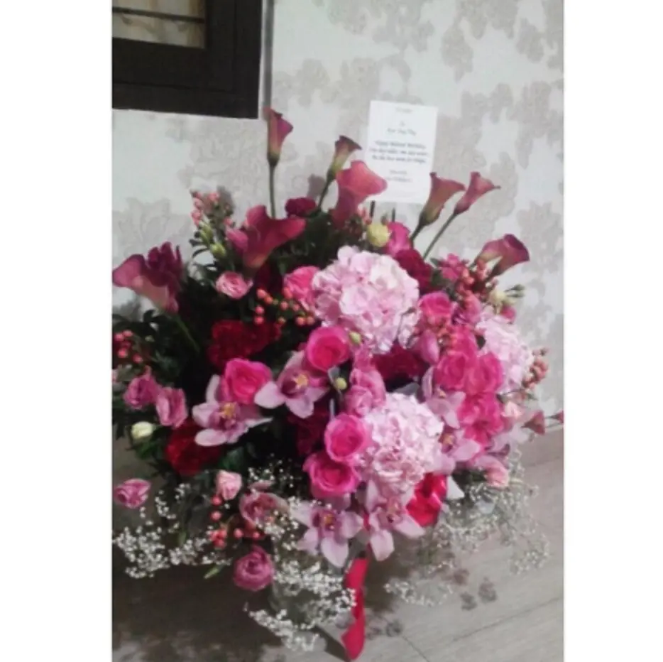 Ayu Ting Ting mendapat buket bunga di hari ulang tahunnya ke-25. (Instagram/ayutingting92)