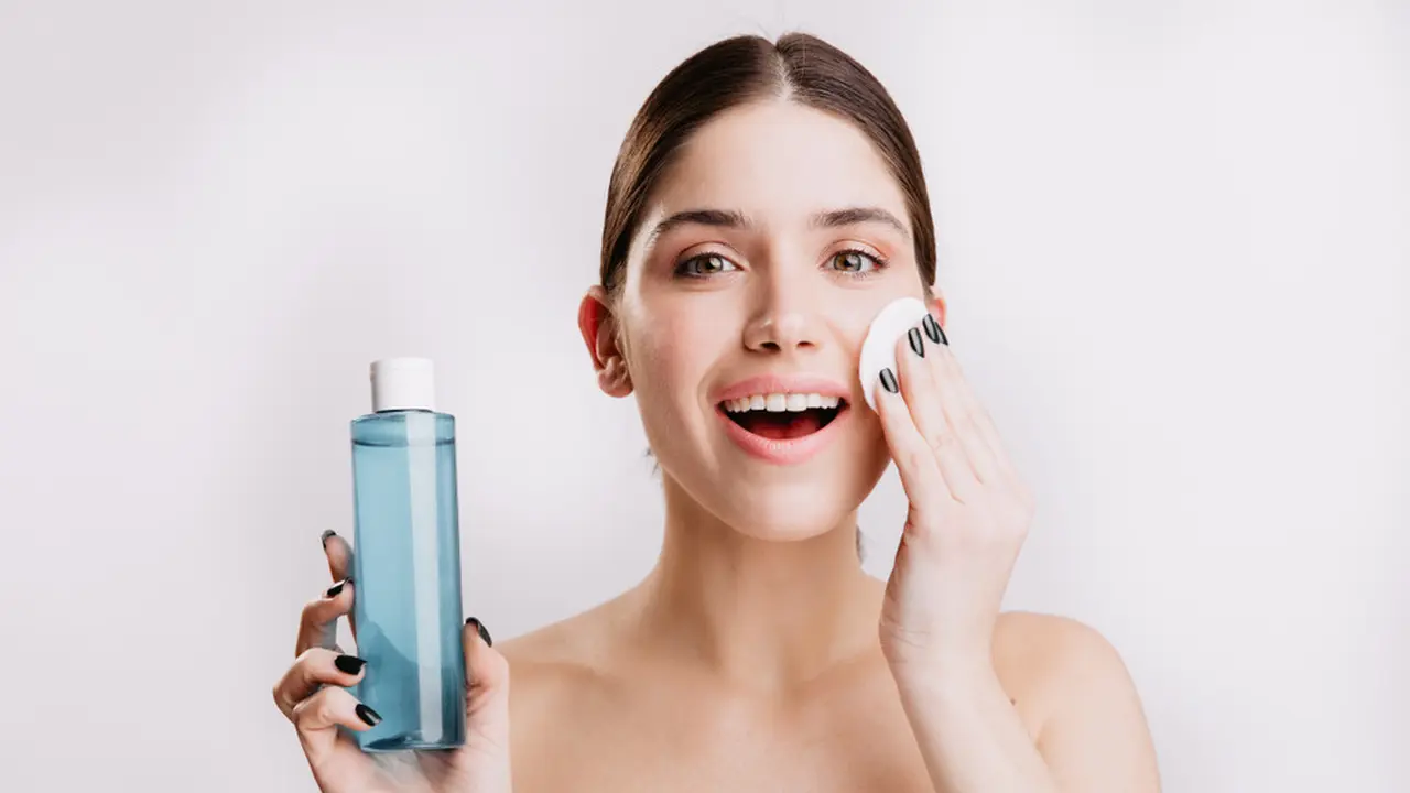 ilustrasi eksfolasi wajah dengan toner/Look Studio/shutterstock