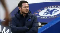 Pelatih Chelsea, Frank Lampard, mengamati permainan anak asuhnya saat melawan Southampton pada laga Premier League 2019 di Stadion Stamford Bridge, Kamis (26/12). Chelsea menyerah 0-2 dari Southampton. (AFP/Adrian Dennis)