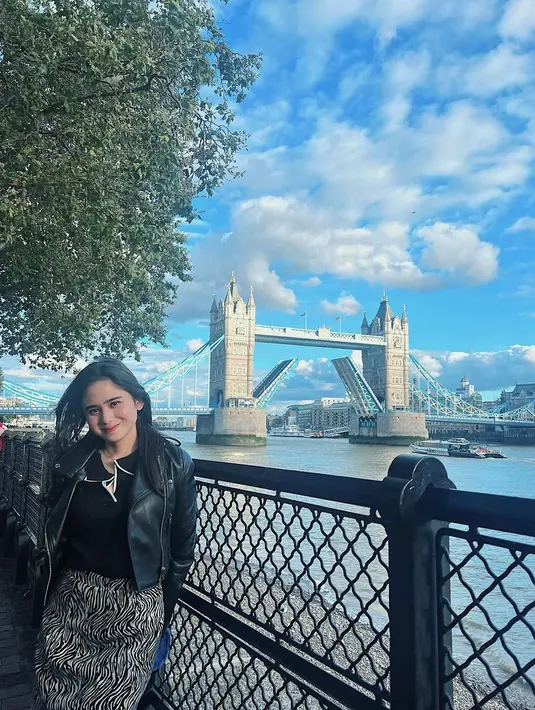 Bagikan momen liburan di London, penampilan Tissa sukses mencuri atensi warganet. . [Instagram/tissabiani]