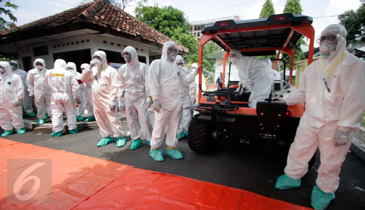 Petugas mempersiapkan mobil untuk mengangkut korban di lokasi reaktor Kartini yang di teror bom saat simulasi penanganan kedaruratan bencana di kawasan nuklir,Yogyakarta. (10/9) (Boy Harjanto)
