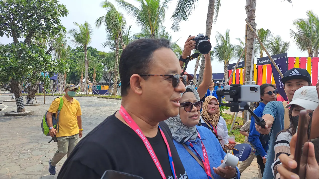 Mantan Gubernur DKI Jakarta Anies Baswedan datang ke acara balap mobil listrik Formula E 2023 di Jakarta International E-Prix Circuit, Ancol, Jakarta Utara pada Sabtu, (3/6/2023).