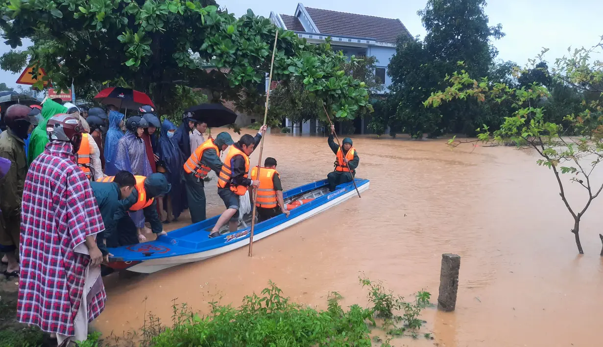 Tim penyelamat mengevakuasi penduduk pada daerah yang terendam banjir di Provinsi Quang Tri, Vietnam, 8 Oktober 2020. Hujan deras dan banjir telah menyebabkan lima orang tewas dan tiga lainnya hilang di Vietnam utara dan tengah dalam beberapa hari terakhir. (Xinhua/VNA)