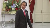 Presiden Jokowi bersiap menyambut kedatangan Ketua Parlemen Tiongkok Yu Zhengsheng di Istana Merdeka, Jakarta, Senin (27/7/2015). Kedatangan Yu Zhengsheng untuk membahas investasi Tiongkok dan kerja sama di bidang kelautan. (Liputan6.com/Faizal Fanani)