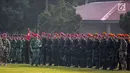 Panglima TNI Marsekal Hadi Tjahjanto mengecek pasukan saat memimpin upacara peresmian Komando Operasi Khusus (Koopssus) TNI di Lapangan Markas Koopssus TNI, Mabes TNI, Jakarta, Selasa (30/7/2019). Koopssus TNI bertugas memberikan dukungan dalam operasi khusus. (Liputan6.com/Faizal Fanani)