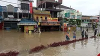 Dagangan Terendam Banjir, Pedagang Pakaian di Balikpapan Potong Harga Jual 50 Persen