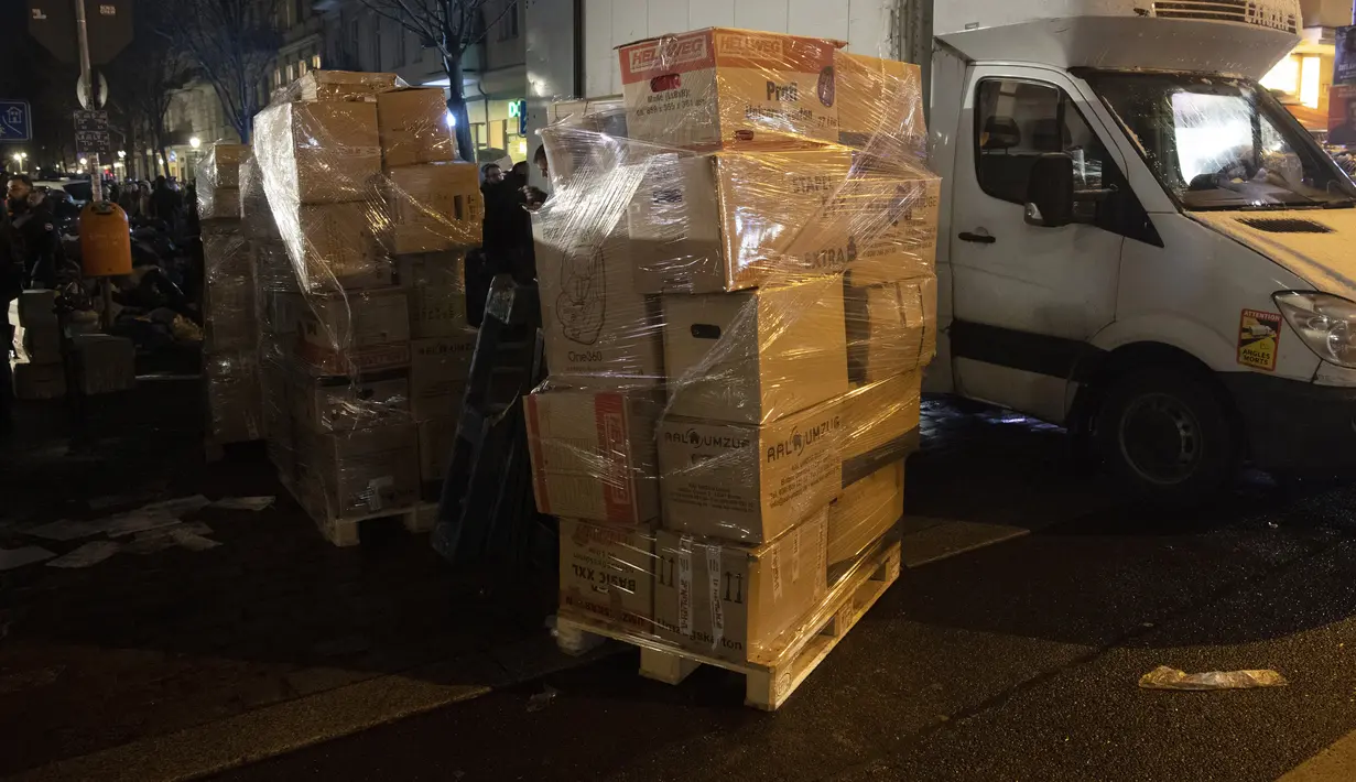 Pasokan bantuan untuk korban gempa bumi di Turki dan Suriah dipadati di Turmstrasse di Moabit, di Berlin, Jerman, Senin, 6 Februari 2023. Polisi menutup Turmstrasse agar para relawan dapat memuat banyak truk. (Paul Zinken/dpa via AP)