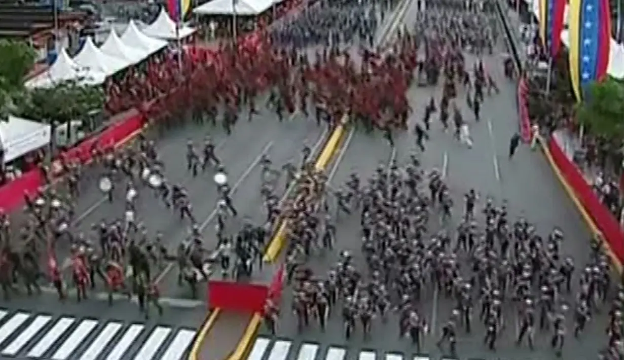 Personel militer berhamburan setelah dentuman keras terdengar dalam HUT ke-81 Tentara Venezuela di Caracas, Venezuela, Sabtu (4/8). (HO/VENEZUELAN TELEVISION (VTV)/AFP)