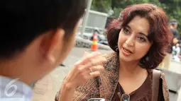 Anggota Pansel KPK Meuthia Ganie Rochman saat tiba di gedung KPK, Jakarta, Selasa (30/6/2015). Kedatangan  Meuthia bukan untuk menjalankan tugas Pansel, melainkan untuk melakukan riset mengenai peran KPK. (Liputan6.com/Helmi Afandi)