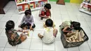 Anak-anak bermain di Pojok Baca Kampung Literasi RW 09, Kampung Pondok Jati, Palmeriam, Jakarta Timur, Senin (10/10/2022). Pojok Baca Kampung Literasi dibangun untuk menjadi fasilitas baru bagi anak-anak hingga orang dewasa yang berada di kawasan permukiman padat penduduk tersebut dalam memperkaya literasi dan meningkatkan minat membaca sejak dini. (merdeka.com/Iqbal S. Nugroho)