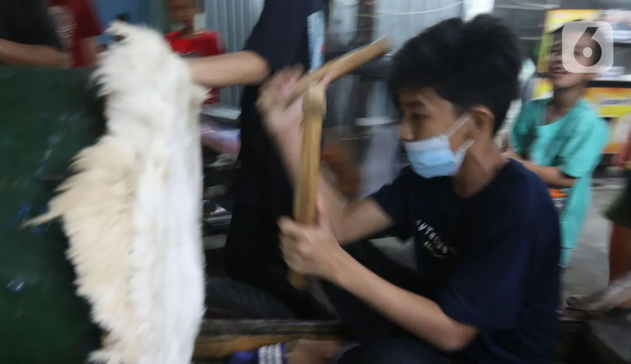 Warga memukul bedug saat takbiran di Jalan Kartini, Sawah Besar, Jakarta, Rabu (12/5/2021) malam. Pelarangan sesuai dengan kebijakan pemerintah melalui Kementerian Agama tentang Panduan Penyelenggaraan Sholat Idul Fitri Tahun 1442 Hijriah/2021 di Saat Pandemi Covid-19. (Liputan6.com/Herman Zakharia)