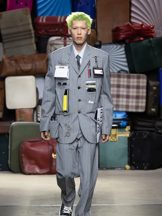 Koleksi Moschino kali ini adalah sebuah eksplorasi, menjelajahi dunia, menjelajahi pikiran, dan menjelajahi Moschino. [Foto: Document/Moschino]